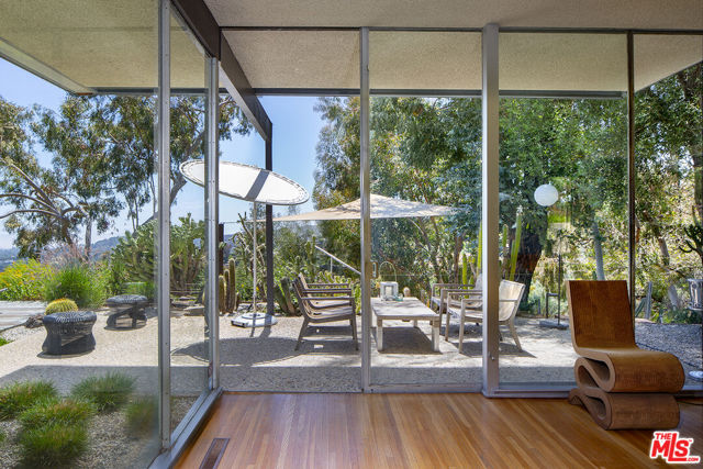 1531 N Tigertail Road, Los Angeles CA: https://media.crmls.org/mediaz/22891393-09a6-404c-95bc-f6abdfd5eef3.jpg