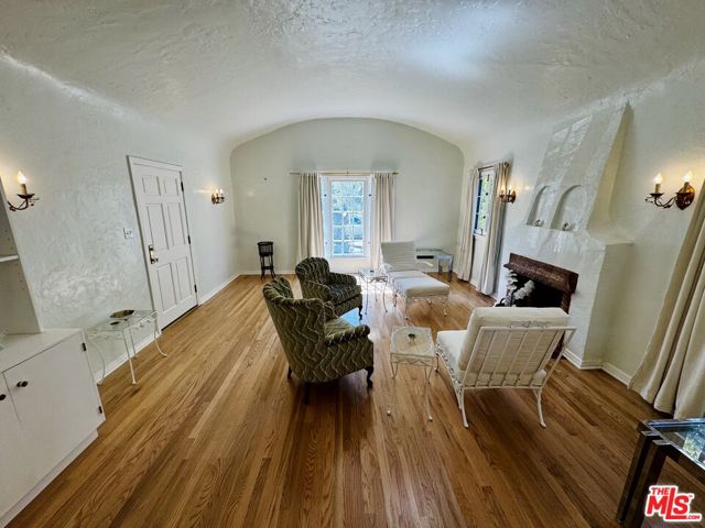 2128 Veteran Avenue, Los Angeles CA: https://media.crmls.org/mediaz/22897fc7-3e4f-4b30-a5c9-da3316837777.jpg