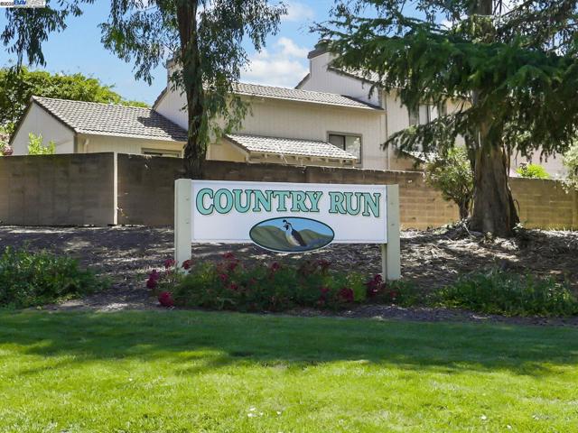 9 Moraine Court, Hercules CA: https://media.crmls.org/mediaz/228ad9c8-9705-4bb7-aff7-51bca4a0c760.jpg