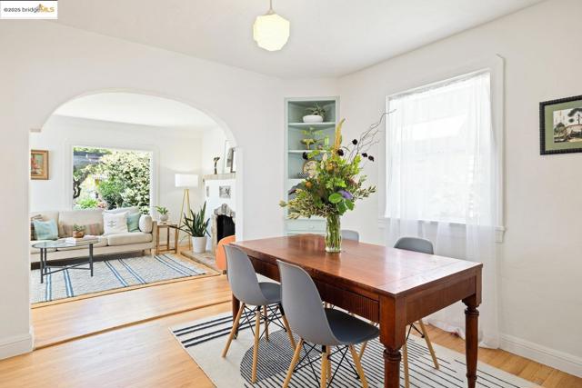 3742 Loma Vista AVE, Oakland CA: https://media.crmls.org/mediaz/228aeb9a-ee47-4f63-99de-47db219cd1b9.jpg