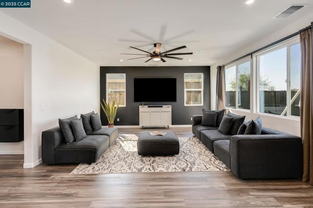 9603 Del Seis Dr, Sacramento CA: https://media.crmls.org/mediaz/228b1cf9-8687-4cec-8fad-61a8317632ef.jpg