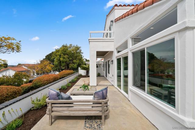4979 Poseidon Way, Oceanside CA: https://media.crmls.org/mediaz/228b2654-eb03-4916-9da4-84a84a87e0d1.jpg
