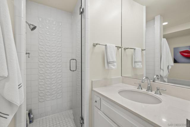 939 Coast Blvd, La Jolla CA: https://media.crmls.org/mediaz/228c4b99-6bfa-4f06-a585-16cc1c85111b.jpg