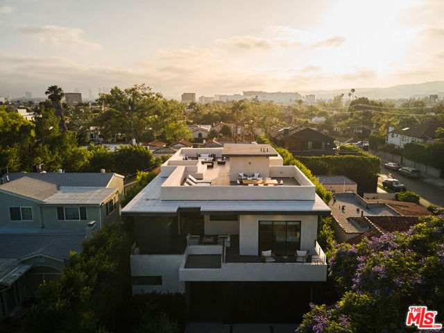 105 S Laurel Avenue, Los Angeles CA: https://media.crmls.org/mediaz/228caa41-caab-4354-a014-c150786f825b.jpg
