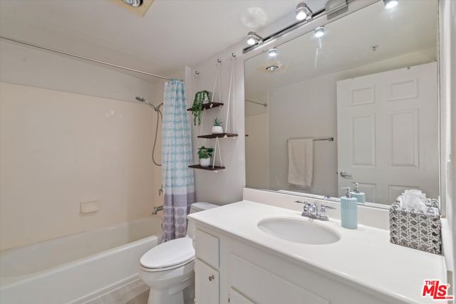 13200 Pacific Promenade, Playa Vista CA: https://media.crmls.org/mediaz/228d965c-3a43-4e59-af82-c8d991b9f5d2.jpg