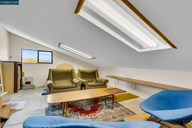 117 Alta Mesa Ct, Moraga CA: https://media.crmls.org/mediaz/228e440c-53f0-4ffc-896c-925b78d036e6.jpg