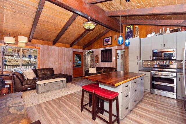 40123 Hillcrest Drive, Big Bear CA: https://media.crmls.org/mediaz/228e48f2-4e82-46ab-99bf-03fc1eaff87a.jpg