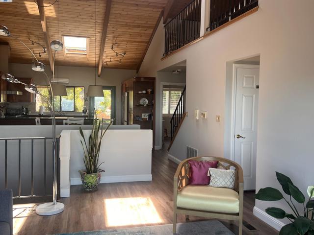 37 Binnacle Hl, Oakland CA: https://media.crmls.org/mediaz/228e72ac-07ef-455a-bac7-b9fc2d626df7.jpg