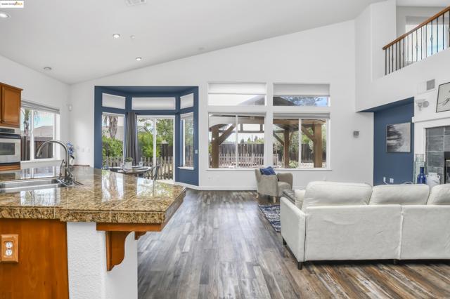 1212 landover, Brentwood CA: https://media.crmls.org/mediaz/228e97ed-d2ed-4500-8009-61d1b2f6b8cb.jpg