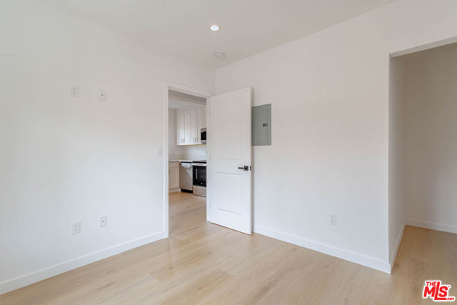 321 Lincoln Avenue, Glendale CA: https://media.crmls.org/mediaz/22900419-0733-43d3-81a3-bc6ec90562ee.jpg