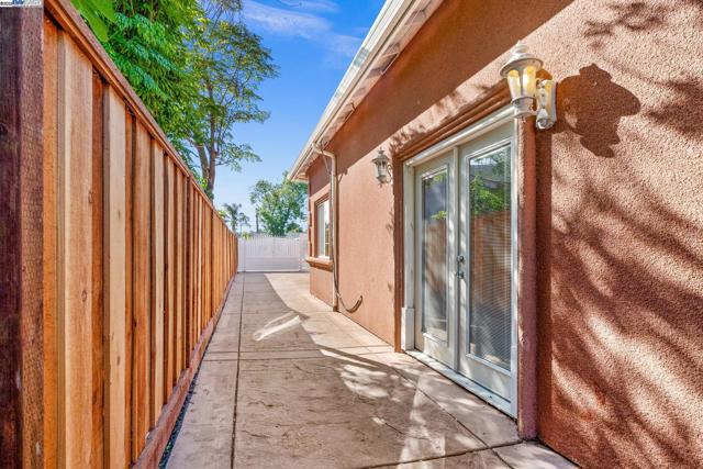 6176 Thomas Ave, Newark CA: https://media.crmls.org/mediaz/2290328e-1ab2-4b0e-9050-058e69708290.jpg