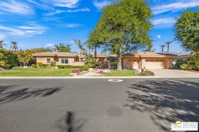 2 Varsity Circle, Rancho Mirage CA: https://media.crmls.org/mediaz/2290402e-4b83-4ca7-baca-4b8b5f343e85.jpg