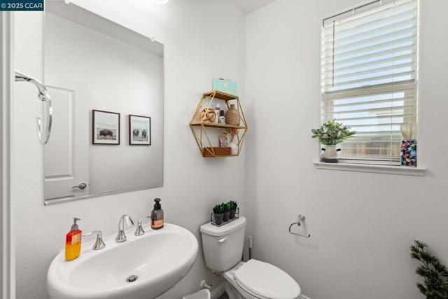 158 Wooley Creek Way, Brentwood CA: https://media.crmls.org/mediaz/2290a483-e747-4286-874a-34911eeb7f52.jpg