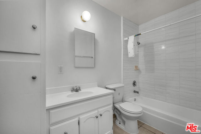 1087 W 39th Street, Los Angeles CA: https://media.crmls.org/mediaz/2290ed23-d6e0-4cc3-9c5f-c04e3d54b109.jpg