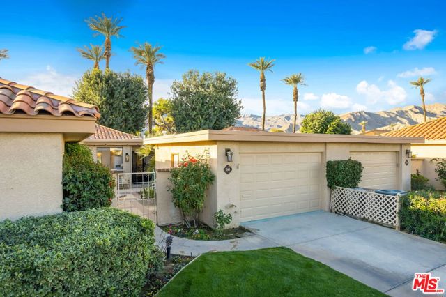 60 La Ronda Drive, Rancho Mirage CA: https://media.crmls.org/mediaz/2291374c-5122-47be-beaf-6c3d0e129d7d.jpg