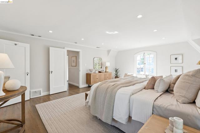 Image 29 of 60 For 906 Paramount Rd