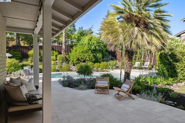 290 Bolla Ave, Alamo CA: https://media.crmls.org/mediaz/22920181-5cb2-4dad-92f5-99a8ecaac62c.jpg