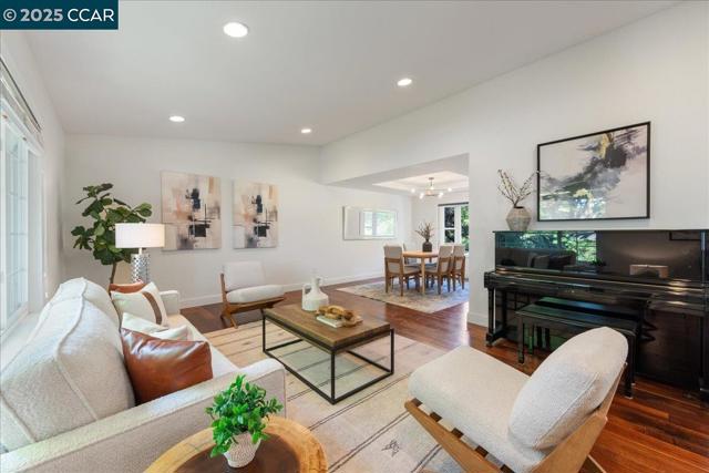 2787 Morgan Dr, San Ramon CA: https://media.crmls.org/mediaz/22920c28-4c46-4799-8152-3678f7446c24.jpg