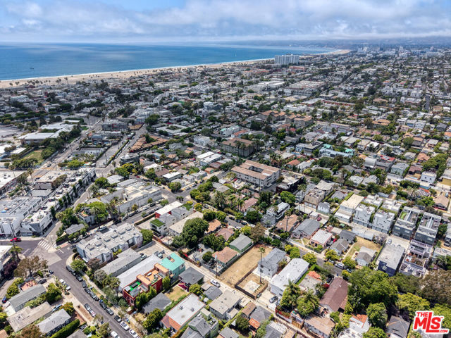 519 1/2 San Juan Avenue, Venice CA: https://media.crmls.org/mediaz/22929d89-beb5-455f-8093-a7d9688829fb.jpg