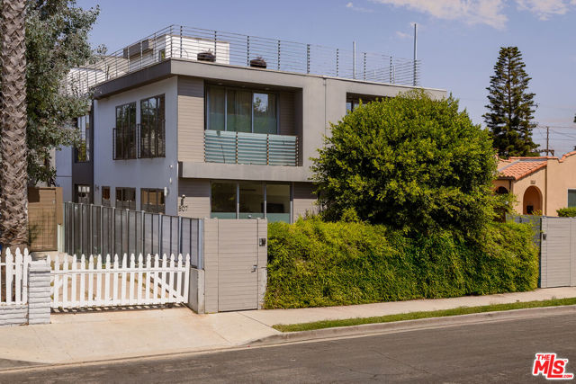 809 Brooks Avenue, Venice CA: https://media.crmls.org/mediaz/229382b4-896f-4004-a73f-a1e0b56a6d67.jpg