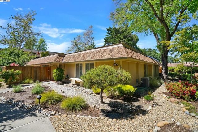 2217 Ptarmigan Dr, Walnut Creek CA: https://media.crmls.org/mediaz/2294cbe7-061c-4c63-b6f5-048cc09f939f.jpg