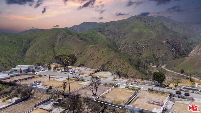 18428 Clifftop Way, Malibu CA: https://media.crmls.org/mediaz/2294e2e2-e7ca-44e2-a503-c546fb9627ba.jpg
