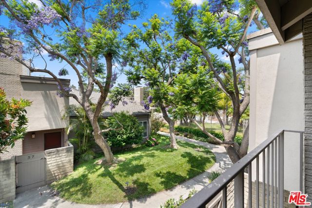 28 Village, Santa Monica CA: https://media.crmls.org/mediaz/2294ed73-07ec-4349-8574-0d1b6abc2709.jpg