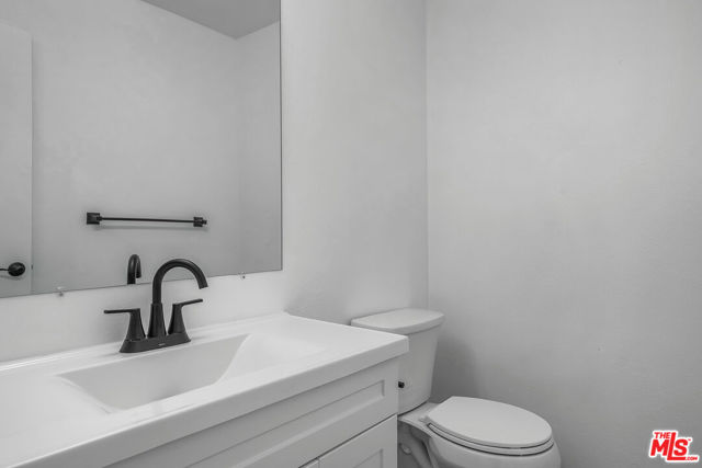 7301 Lennox Avenue, Van Nuys CA: https://media.crmls.org/mediaz/22964a60-97d9-43fa-b2da-9f176490b774.jpg