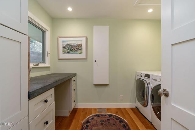 960 Roble Lane, Santa Barbara CA: https://media.crmls.org/mediaz/2296c8ea-3c39-426f-a081-cf2349e3463b.jpg