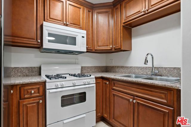 15939 Victory Boulevard, Van Nuys CA: https://media.crmls.org/mediaz/22971364-91e8-43a4-834d-6fe5c72cf066.jpg