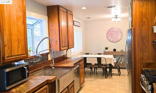 5338 Sunrise Meadows Ln, Oakley CA: https://media.crmls.org/mediaz/2297342d-3808-4ccb-9541-760a23f33c98.jpg