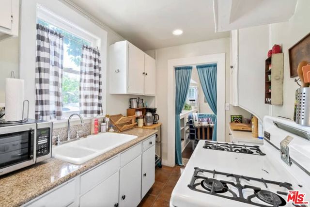 541 S Coronado Street, Los Angeles CA: https://media.crmls.org/mediaz/2298e089-c75b-4839-987e-9f1ed562d469.jpg