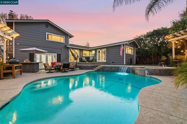 7519 Driftwood Way, Pleasanton CA: https://media.crmls.org/mediaz/2298fcfb-f282-422d-b0c1-15fe45e6d66e.jpg