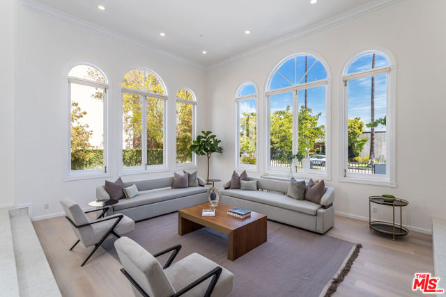 107 N Doheny Drive, Beverly Hills CA: https://media.crmls.org/mediaz/2299596a-843f-4f51-b0cd-46fb669c2129.jpg