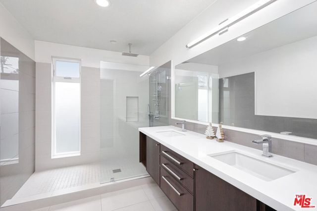 23018 Leonora Drive, Woodland Hills CA: https://media.crmls.org/mediaz/22997053-764a-4835-8969-c7e4a0534ddc.jpg