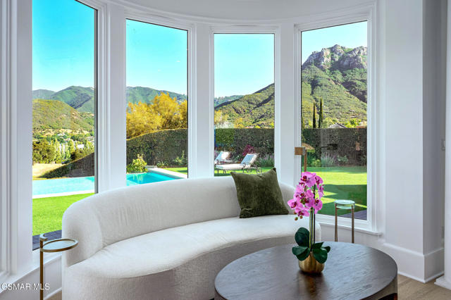 508 W Stafford Road, Thousand Oaks CA: https://media.crmls.org/mediaz/229a46e7-919d-4299-92be-3d51bf47f9b4.jpg