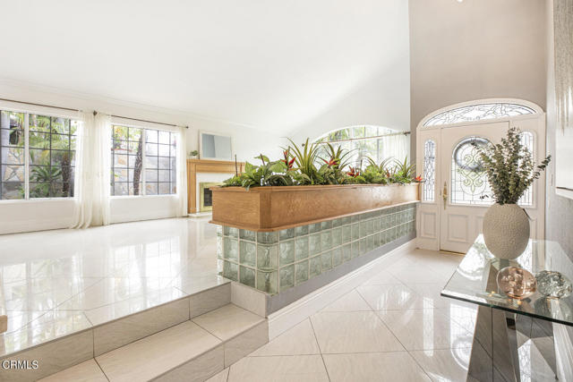 8857 Bluffdale Dr, Sun Valley CA: https://media.crmls.org/mediaz/229a9cfb-15a2-4728-b410-e4514f10f55e.jpg