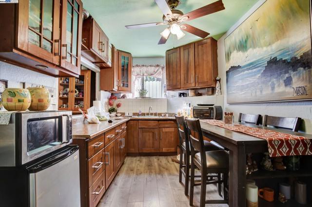 1725 96Th Ave, Oakland CA: https://media.crmls.org/mediaz/229b3e94-0820-48b3-b689-ef90a94f085e.jpg