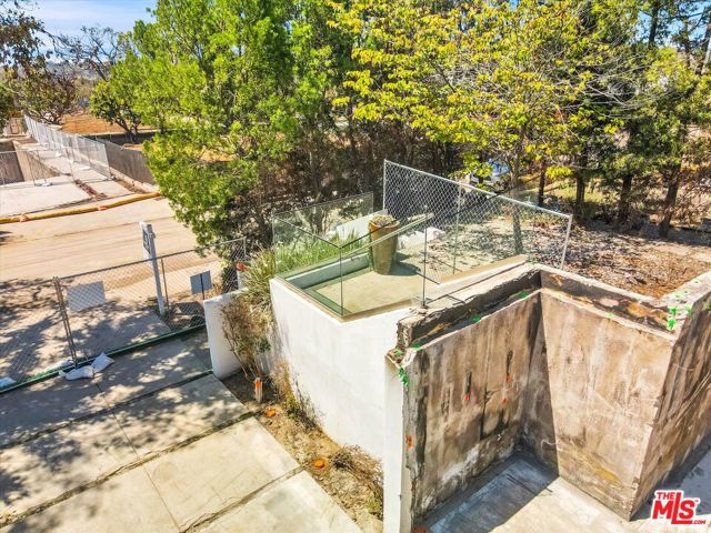 14635 Whitfield Avenue, Pacific Palisades CA: https://media.crmls.org/mediaz/229b418c-763e-4fe3-b622-d7e3332551d3.jpg