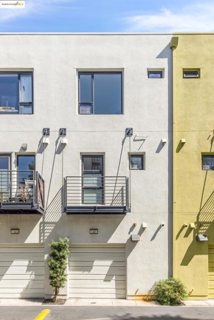 1321 Wood St, Oakland CA: https://media.crmls.org/mediaz/229b5be1-1008-4f4e-ba26-aa450500f6a4.jpg