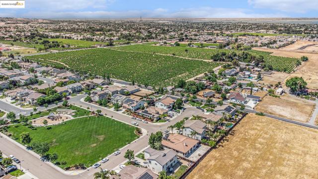 583 Sawgrass Way, Oakley CA: https://media.crmls.org/mediaz/229c43a0-9e4b-44bc-a4e4-1a02333dcdfc.jpg