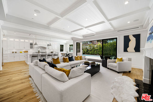 813 N Spaulding Avenue, Los Angeles CA: https://media.crmls.org/mediaz/229d5f91-3fdf-4ecf-9c73-756cfc0bd6f9.jpg