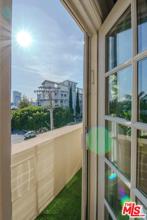 https://media.crmls.org/mediaz/229d976c-43e7-4fa7-900e-726343098244.jpg?preset=X-Large