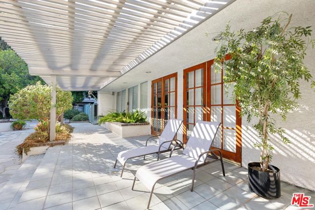 20134 Leadwell Street, Winnetka CA: https://media.crmls.org/mediaz/229dbbfc-f26e-4c31-89cb-b9b370faf43e.jpg