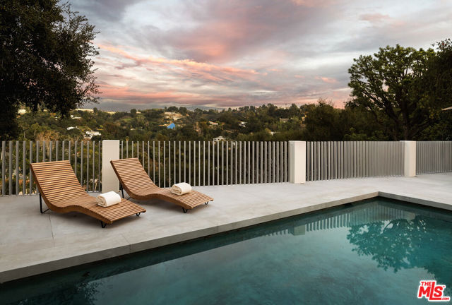 2612 Wallingford Drive, Beverly Hills CA: https://media.crmls.org/mediaz/229e3dba-b8a1-498f-b65a-3e44cba3d7af.jpg