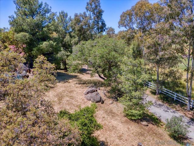 24903 Oakana Rd, Ramona CA: https://media.crmls.org/mediaz/229e8a05-fbb1-4769-920d-9f17bffd7d7c.jpg
