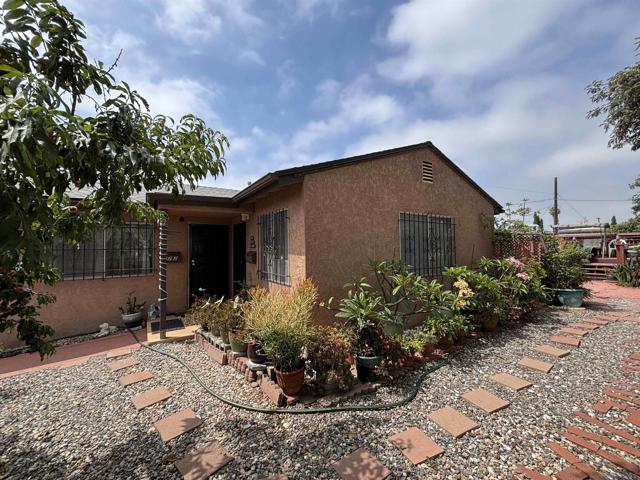 872 74 Duval St, San Diego CA: https://media.crmls.org/mediaz/229f45b5-a33c-45f5-9e09-5589f0e26f5e.jpg