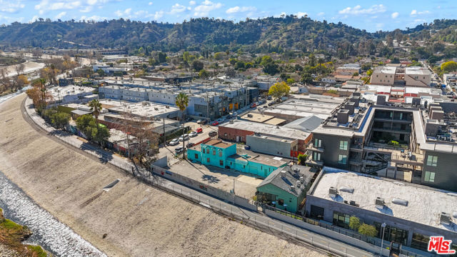 3051 N Coolidge Avenue, Los Angeles CA: https://media.crmls.org/mediaz/229f7e09-559e-42a1-b598-74440fd640be.jpg