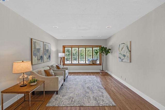 5041 Golden Rd, Pleasanton CA: https://media.crmls.org/mediaz/229f830f-1a33-4903-b59c-a7d091a4dab9.jpg