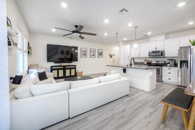 Detail Gallery Image 10 of 35 For 1374 Palo Verde Way, Vista,  CA 92083 - 3 Beds | 2/1 Baths